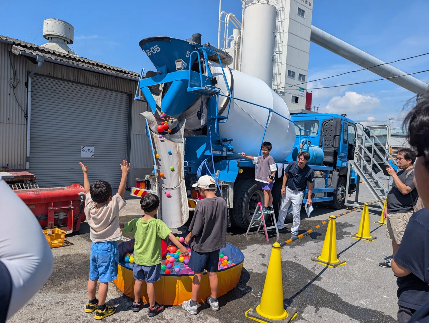 徳島Heroes 2026 当日、ミキサー車の前で歓声をあげる子どもたち