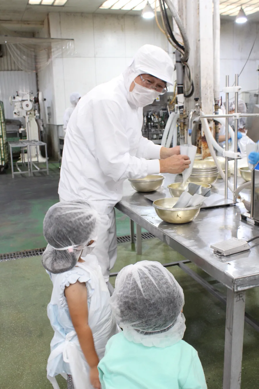 職人の手元を見つめる子どもたち
